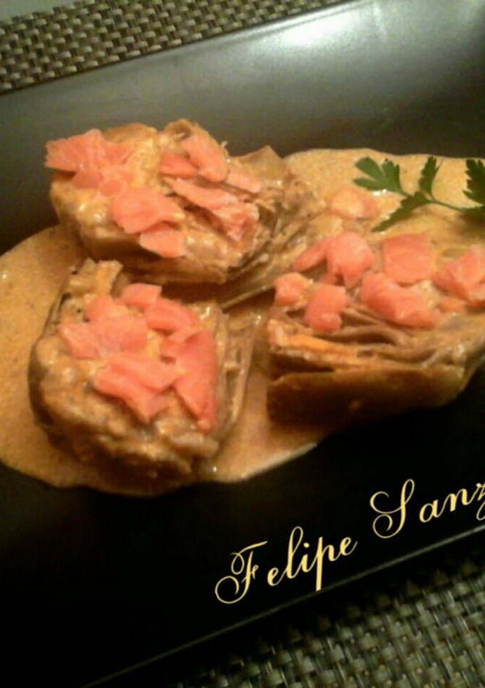 Una foto de Alcachofas en salsa con salmón