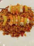 Falsas migas de cuscús con verdura su chorizo y brochetas de langostinos con piña