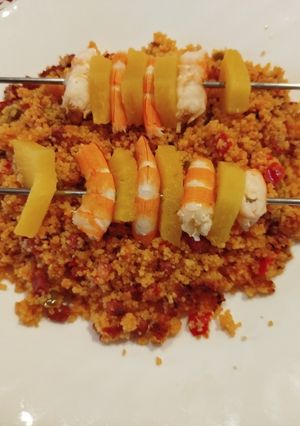 Una foto de Falsas migas de cuscús con verdura su chorizo y brochetas de langostinos con piña