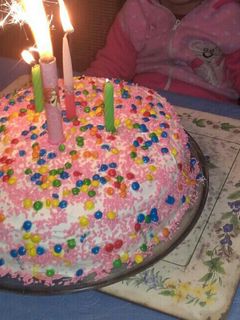 Una foto de Torta de cumpleaños.relleno dulce de leche y merengue