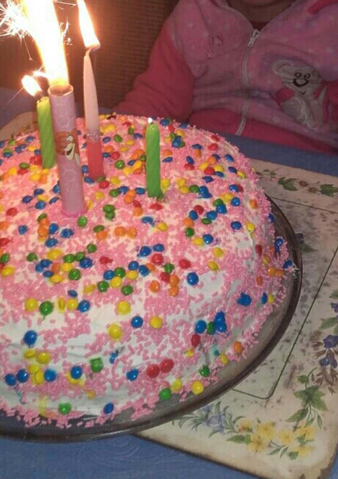 Una foto de Torta de cumpleaños.relleno dulce de leche y merengue