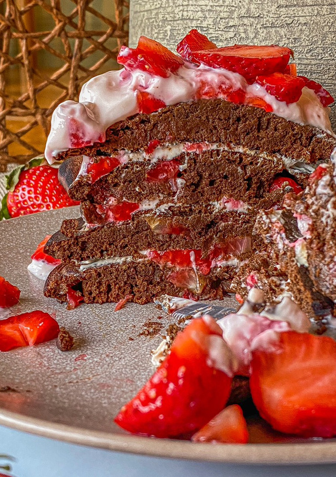 Una foto de Tortitas de algarroba con fresas