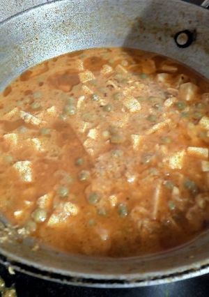 A picture of Shahi matar paneer.