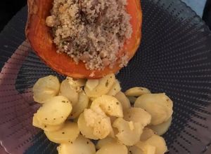 Une photo de Potimarron farci quinoa et giroles - vegan et sans gluten