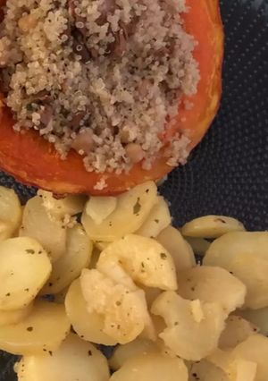 Une photo de Potimarron farci quinoa et giroles - vegan et sans gluten