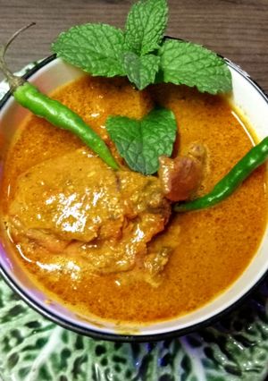A picture of Royal sesame chicken curry.