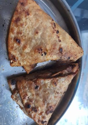 A picture of Samosa style sayal fulka.