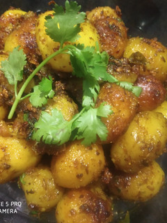आलू गार्लिक फ्राई (Aloo garlic fry recipe in Hindi) रेसिपी मुख्य फोटो