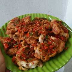 A picture of Ayam geprek.