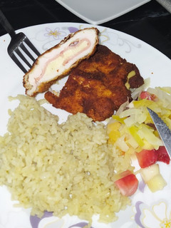 Una foto de Pechuga rellena apanada