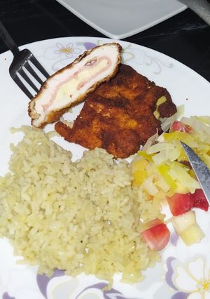 Una foto de Pechuga rellena apanada