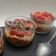 Una foto de Vasitos de Cheesecake con Fresas y Crunch de Kitkat