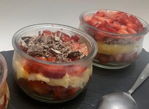Una foto de Vasitos de Cheesecake con Fresas y Crunch de Kitkat