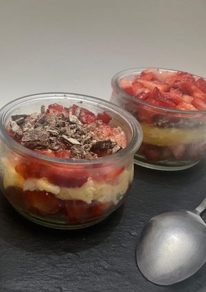 Foto principal de Vasitos de Cheesecake con Fresas y Crunch de Kitkat