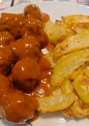 Una foto de Albóndigas en salsa de la abuela y patatas al horno