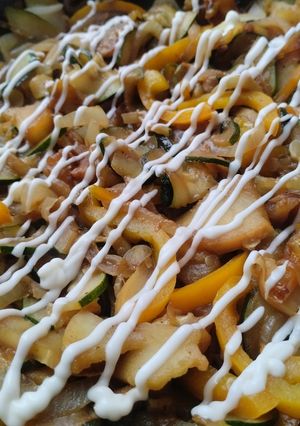 Una foto de Salteado de vegetales y manzana🍎🧅🥯