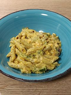Una foto de Pasta corta integral al curry de salmón ahumado