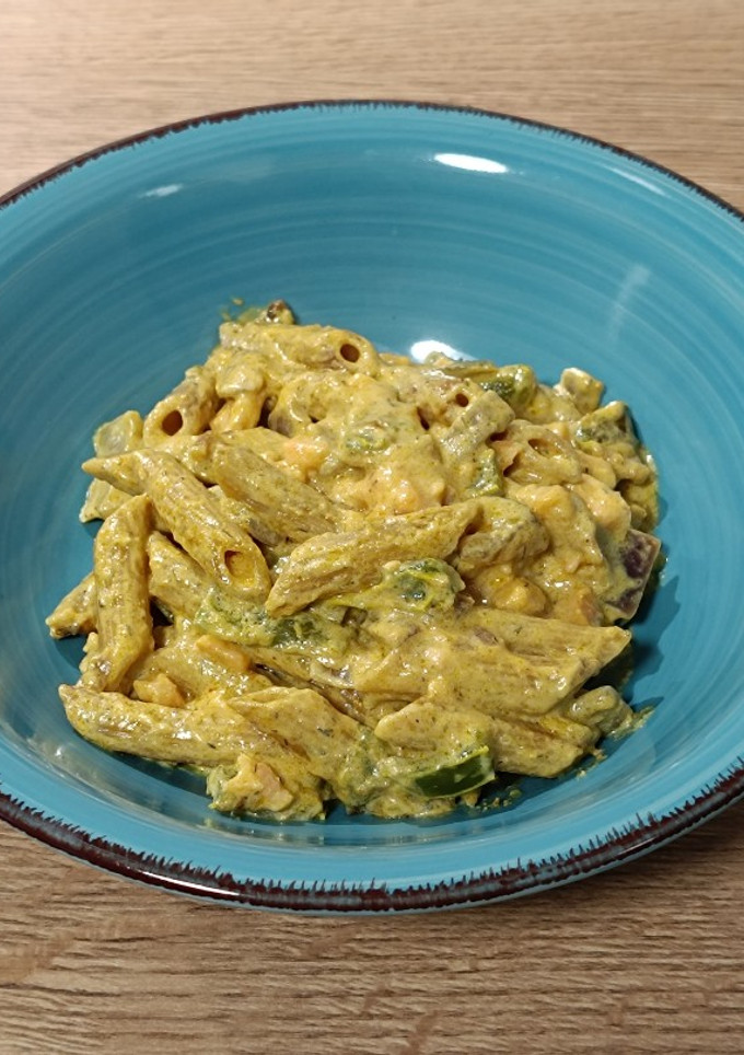 Una foto de Pasta corta integral al curry de salmón ahumado