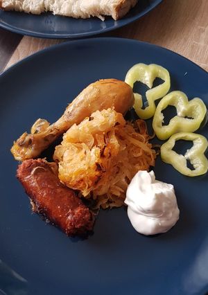 Káposztás csirkecombok recept fotója