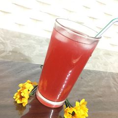 A picture of Strawberry and raspberry iced tea.
