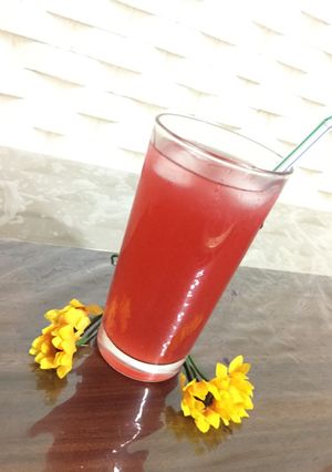 A picture of Strawberry and raspberry iced tea.