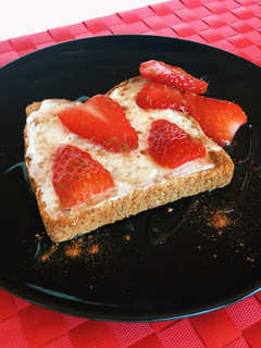 Una foto de Tostada de queso crema y fresas