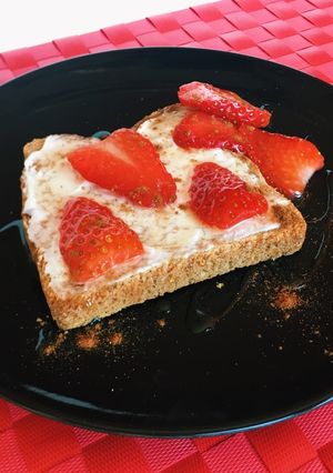Una foto de Tostada de queso crema y fresas