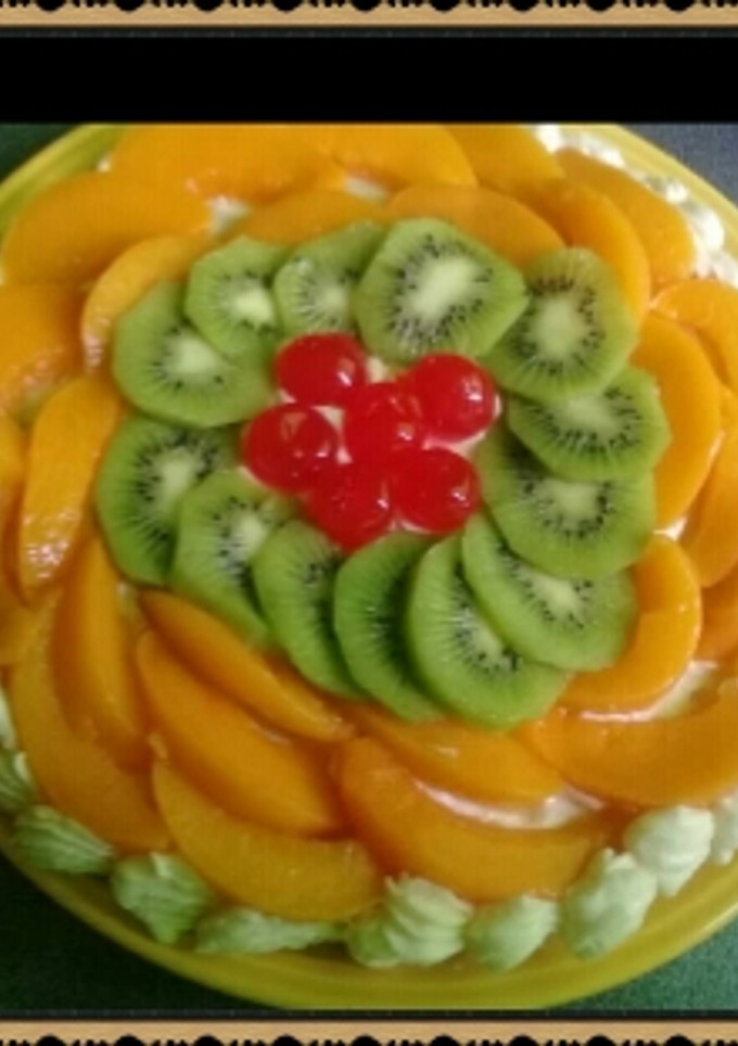 Una foto de Tarta frutal con dulce de leche y chantillí
