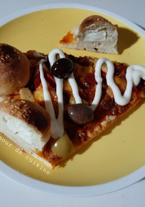 Une photo de Pizza avec bords au fromage 🍕