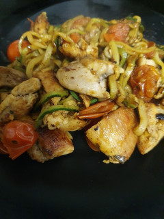 Una foto de Wok de tallarines de calabacín