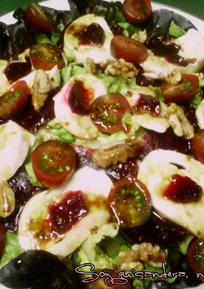 Una foto de Ensalada de lechuga, mozzarella, remolacha y nueces