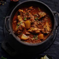 A picture of Methi Aloo wala Chicken curry.