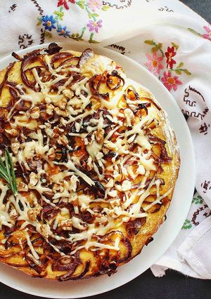 Фото Фокачча с красным луком, сыром и грецкими орехами.
