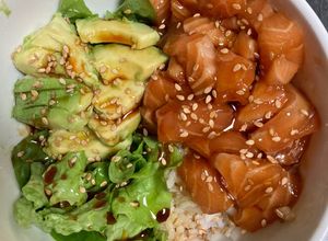 Une photo de Salade bowl style sushi
