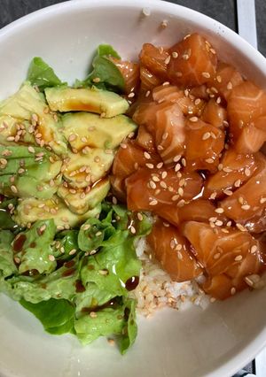 Une photo de Salade bowl style sushi