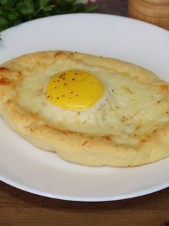 Фото Хачапури по-аджарски (творожные лодочки с сыром и яйцом).