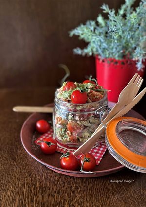 Une photo de Jars Salad de pâtes, tomates cerise, thon et feta