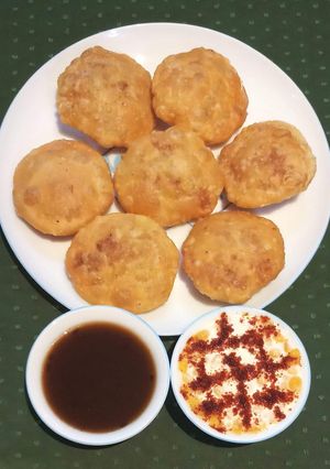 A picture of Pyaz Aaloo Ki Khasta Kachori / onion,potato.