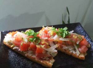 Gambar Bruschetta dgn tomato, hirisan daikon dan daun saderi