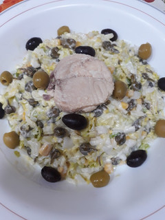 Una foto de Ensaladilla de vegetales con mahonesa y salmón en conserva