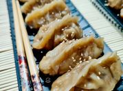 Una foto de gyozas crujiente