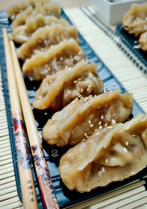 Una foto de Gyozas de codillo