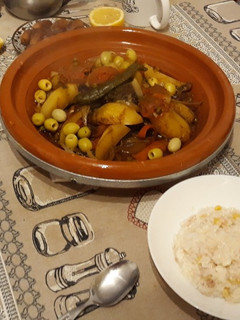 Una foto de Tajine de carne y verduras