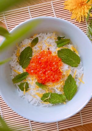 Hình của món Trứng Cá Hồi Muối & Cơm Trộn Hoa Bồ Công Anh.