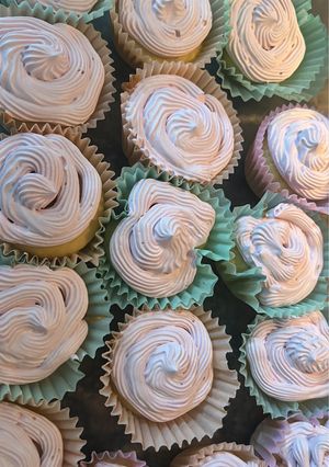 Una foto de Meriendas con Cupcakes Rellenos de Mermelada de Arándanos