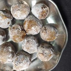 A picture of Gaund ke ladoo.