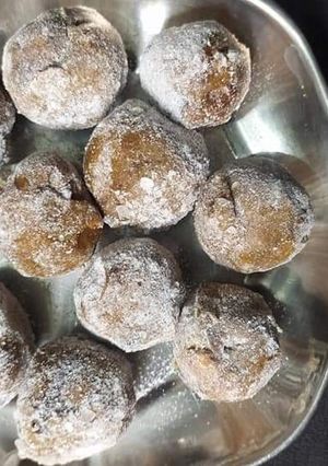 A picture of Gaund ke ladoo.