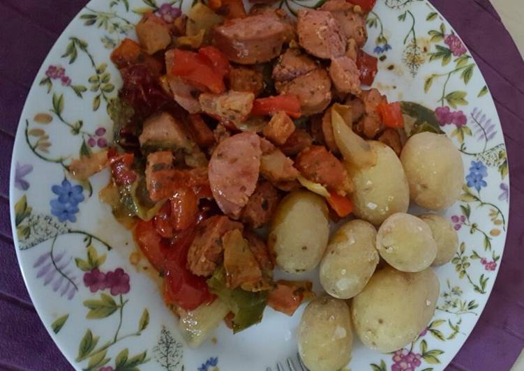 Salteado de lomo y chorizos con papas arrugadas