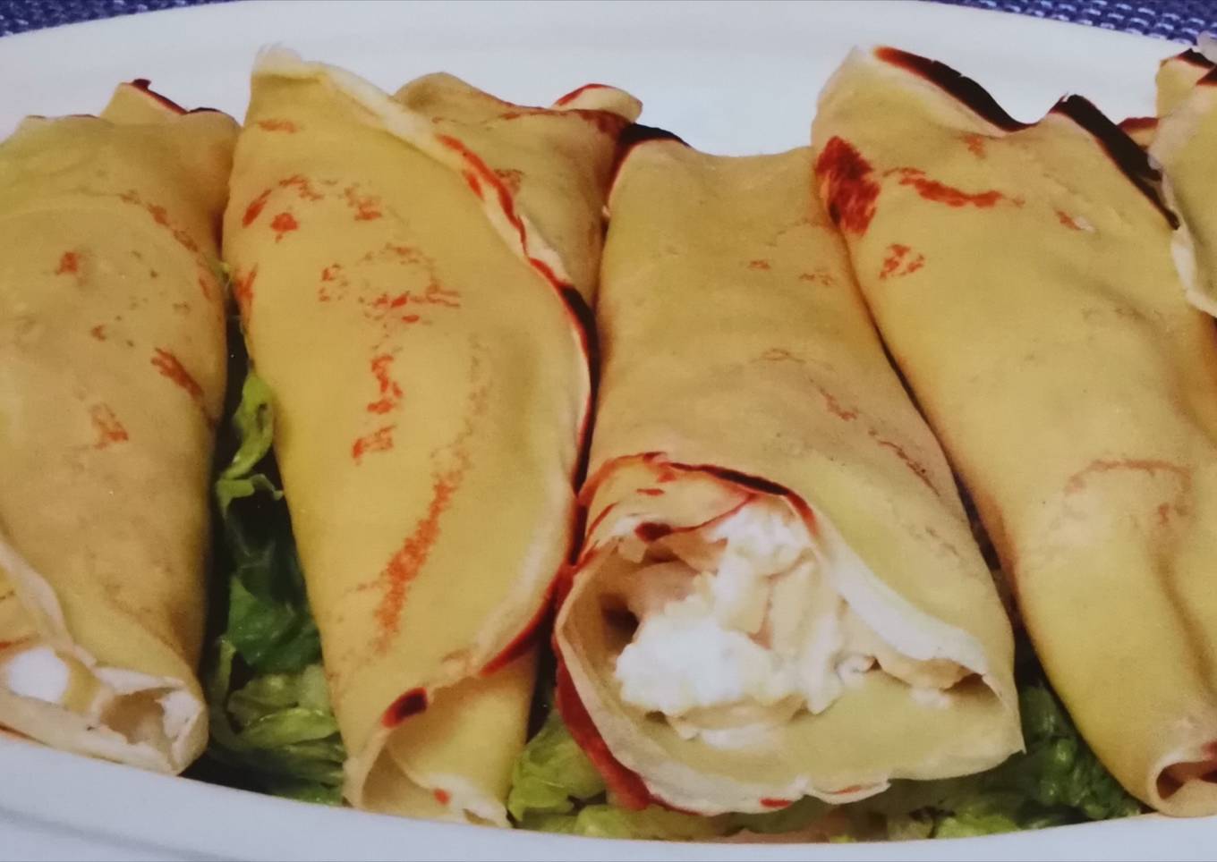 Crêpe avec du viande et champignons