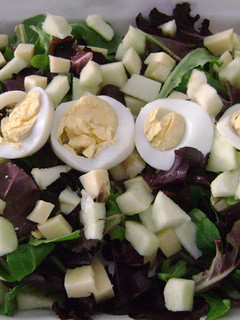 Una foto de Ensalada de Brotes tiernos, manzana y queso gouda